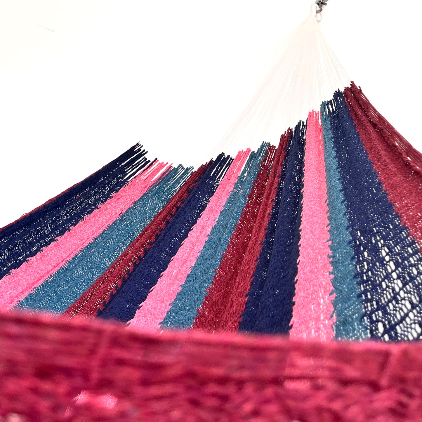 Interior mostrando brazo y tejido de hamaca Yucateca artesanal de algodón suave rayada multicolor