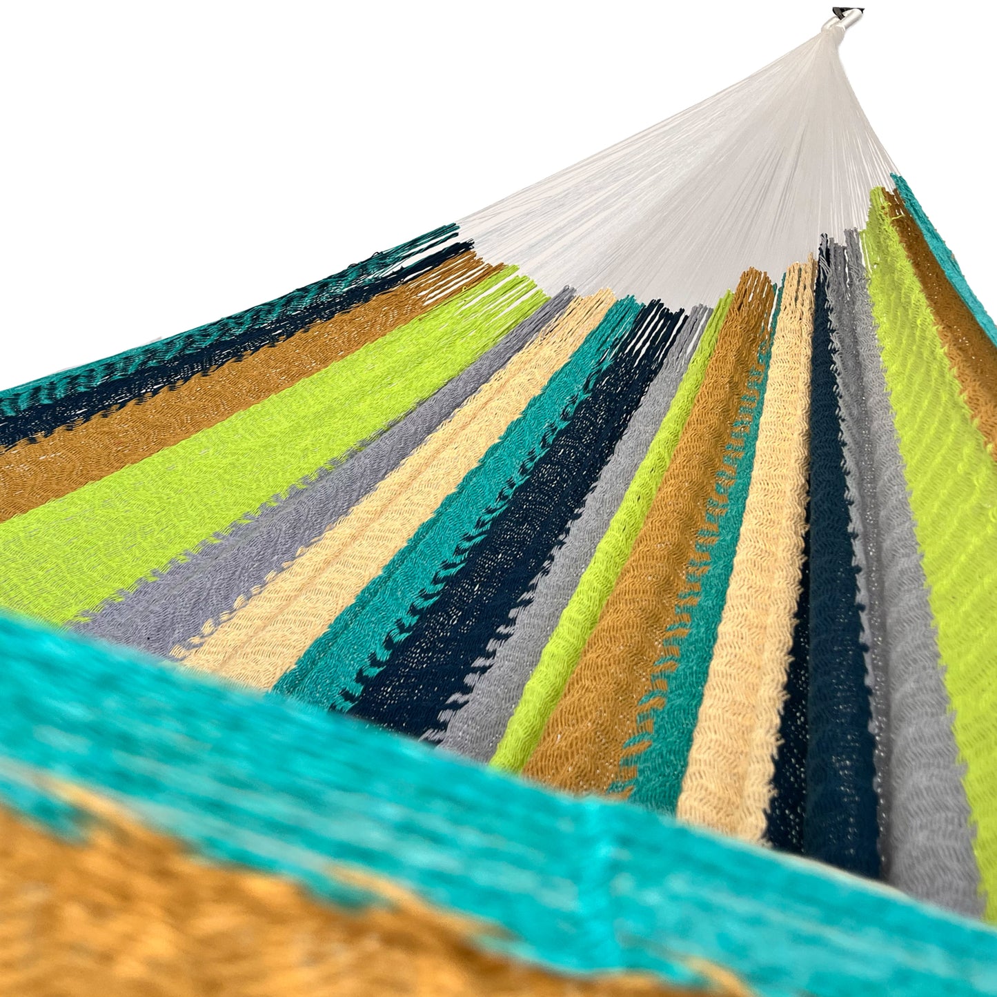 Interior mostrando brazo y tejido de hamaca Yucateca artesanal de algodón suave rayada multicolor