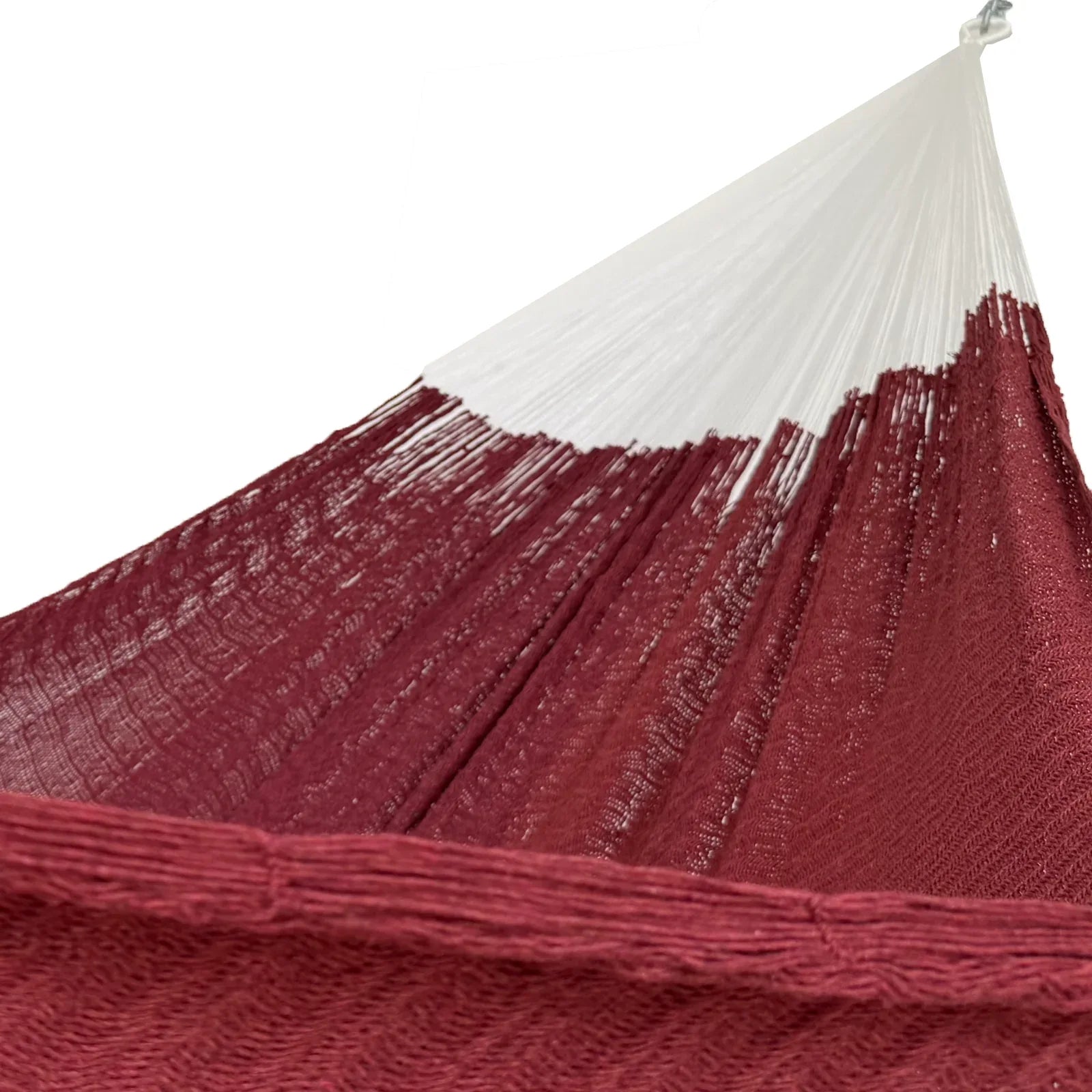 Interior de hamaca Yucateca artesanal de algodón suave modelo Rojo Vino mostrando el tejido y el brazo