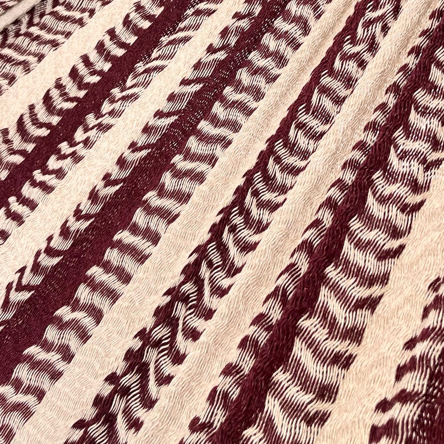 Detalle del tejido de algodón suave de la hamaca Yucateca artesanal rojo vino y beige