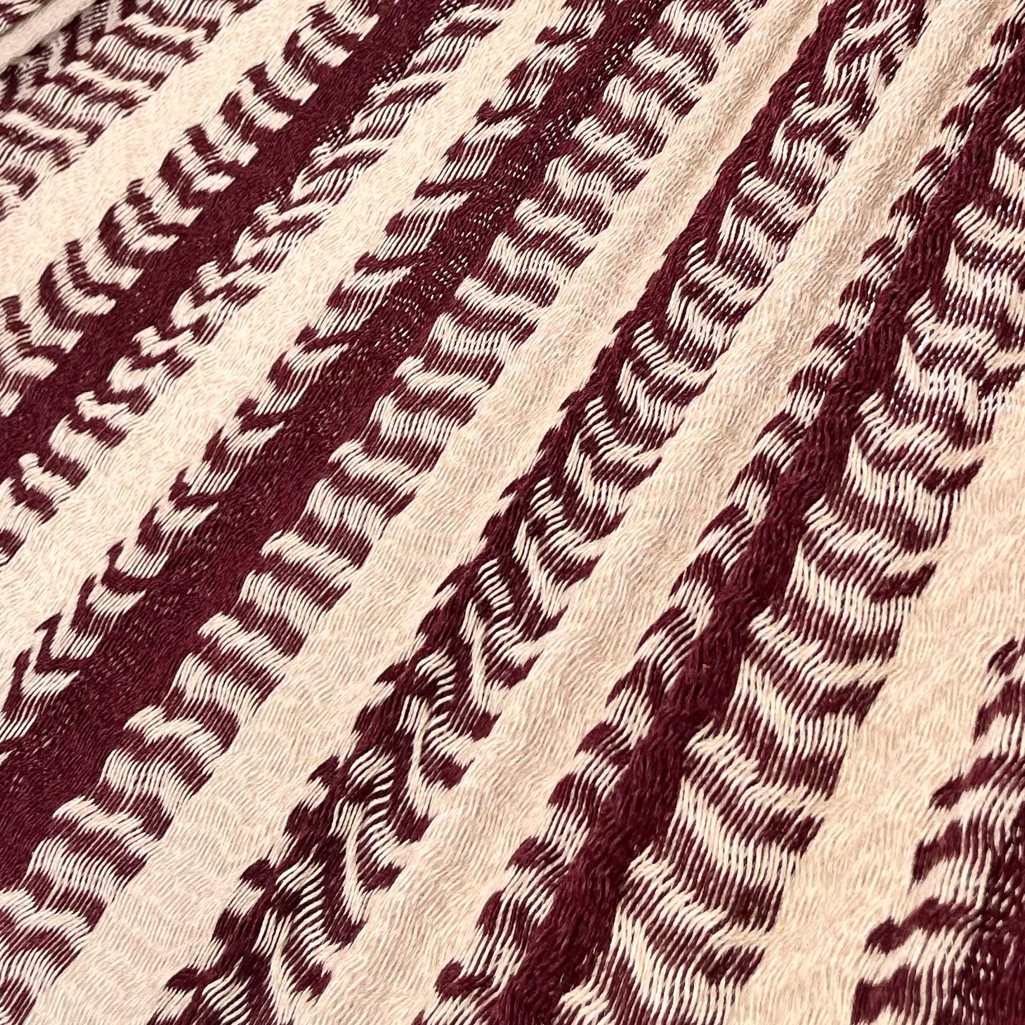 Detalle del tejido de algodón suave de la hamaca Yucateca artesanal rojo vino y beige