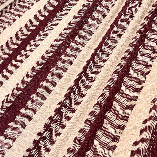 Detalle del tejido de algodón suave de la hamaca Yucateca artesanal rojo vino y beige
