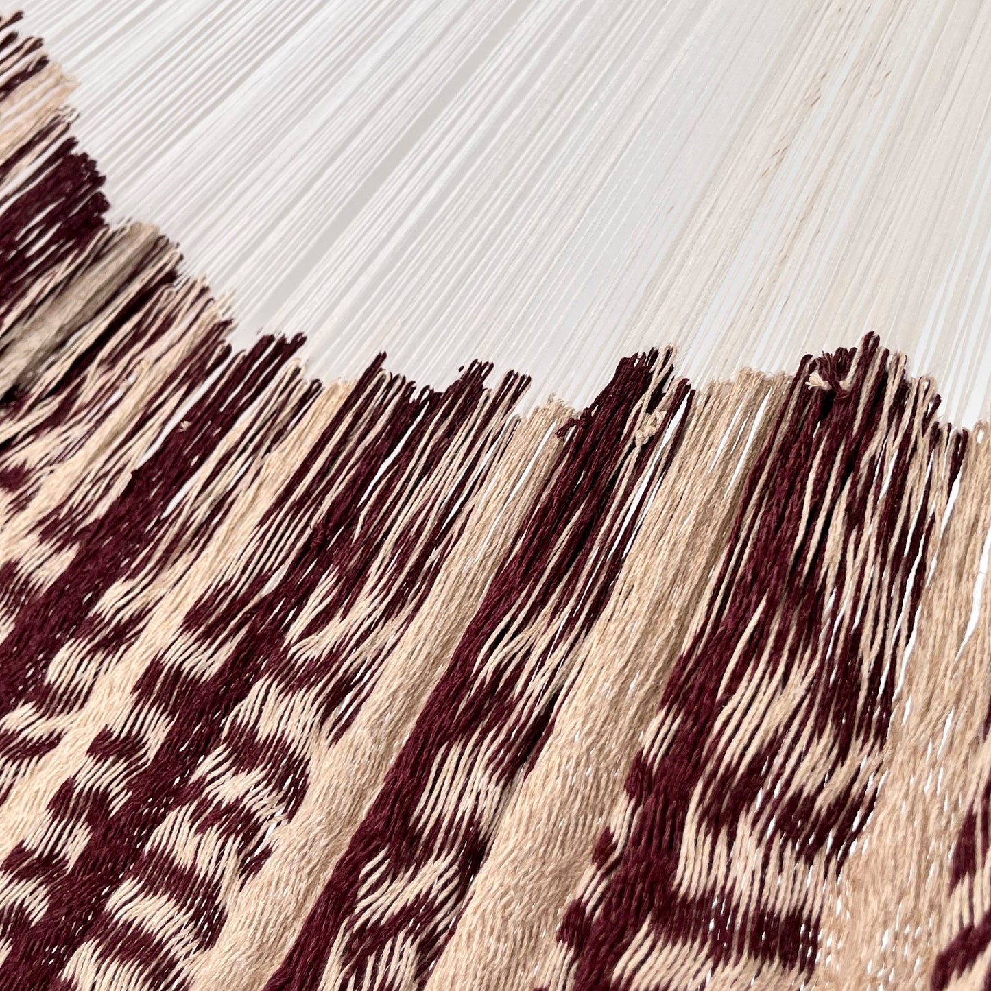 Unión entre cuerpo y brazo de hamaca Yucateca artesanal de algodón suave color rojo vino y beige