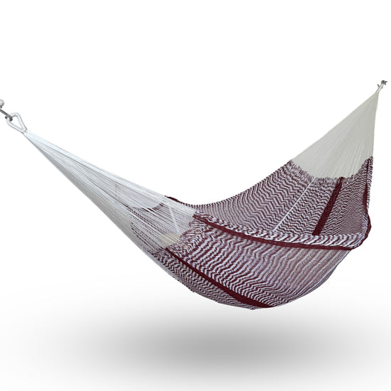 Hamaca Yucateca artesanal de algodón suave colores rojo vino y blanco colgada y abierta