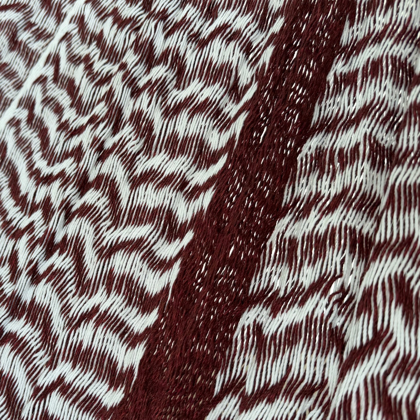 Detalle del tejido de algodón suave de hamaca Yucateca artesanal rojo vino y blanco