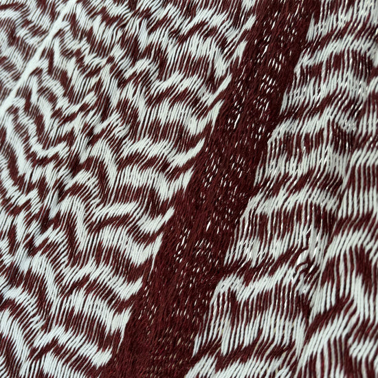 Detalle del tejido de algodón suave de hamaca Yucateca artesanal rojo vino y blanco
