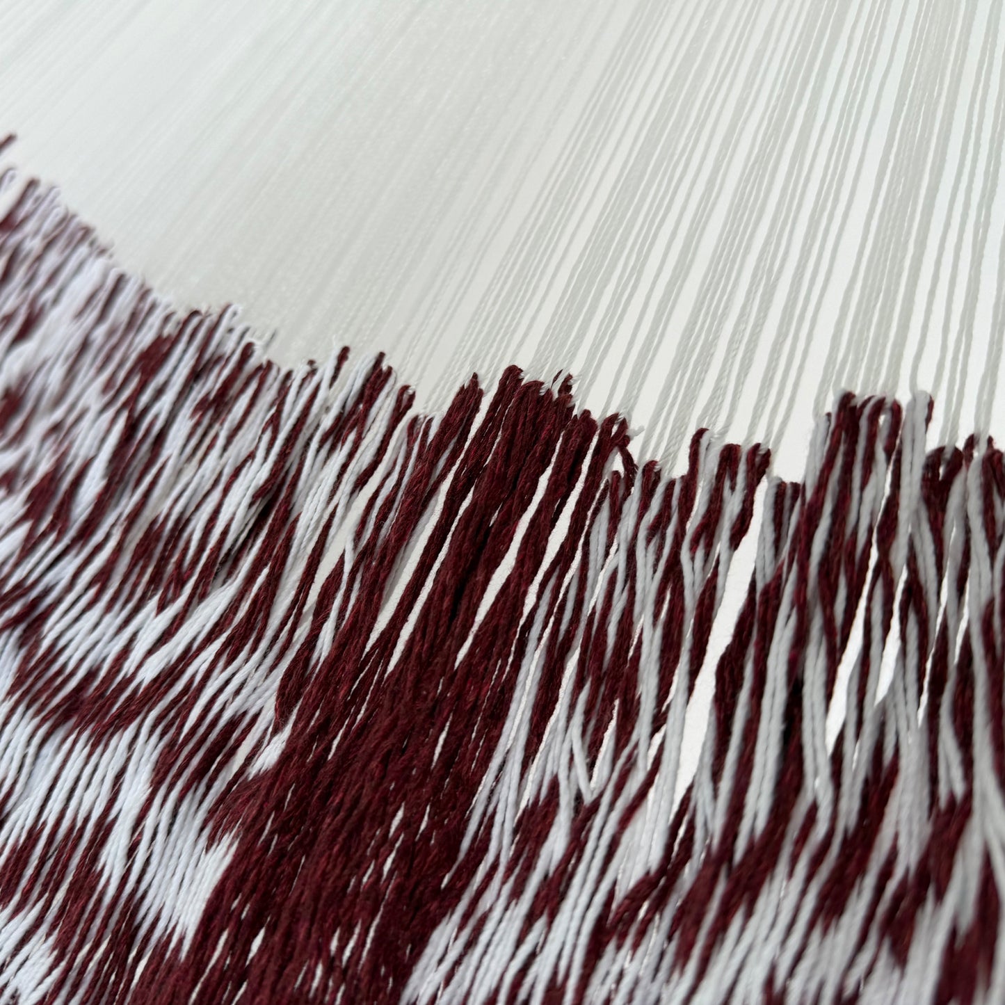 Unión entre el cuerpo y el brazo de hamaca Yucateca artesanal de algodón suave rojo vino y blanco