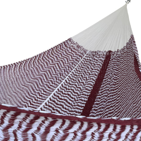 Interior de hamaca Yucateca de algodón suave rojo vino y blanco mostrando el tejido y el brazo