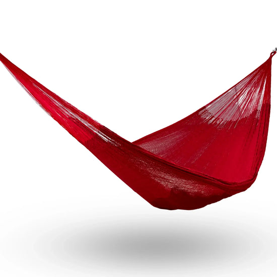 Hamaca Yucateca artesanal de algodón suave modelo Rojo colgada y abierta