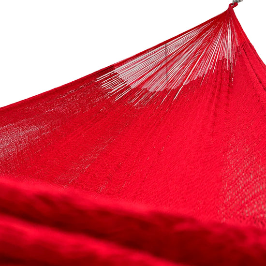 Interior de hamaca Yucateca artesanal de algodón suave modelo Rojo mostrando el tejido y el brazo