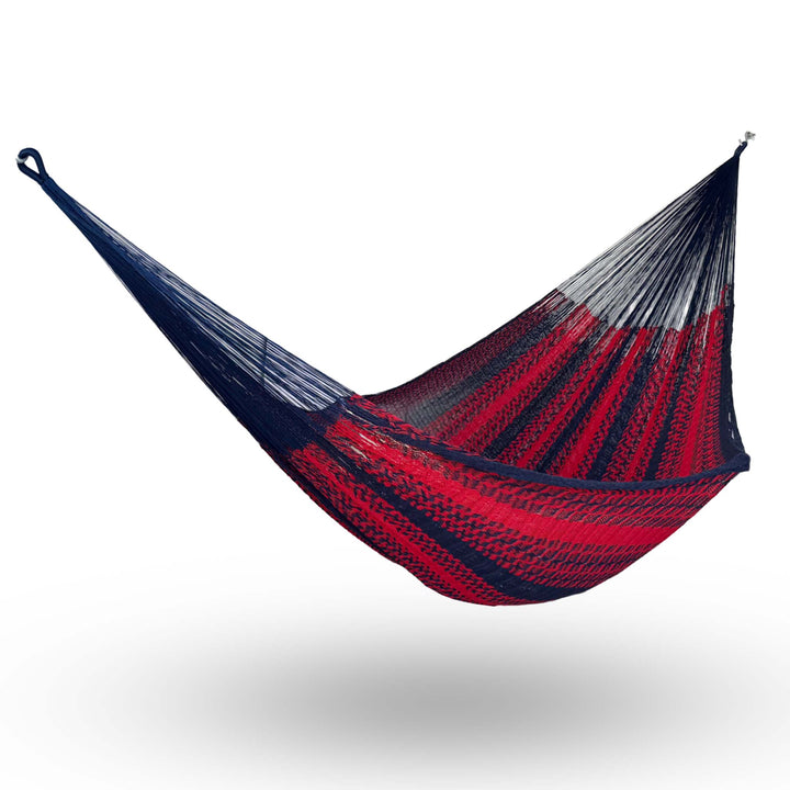 Hamaca Yucateca artesanal de algodón suave colores rojo y azul colgada y abierta