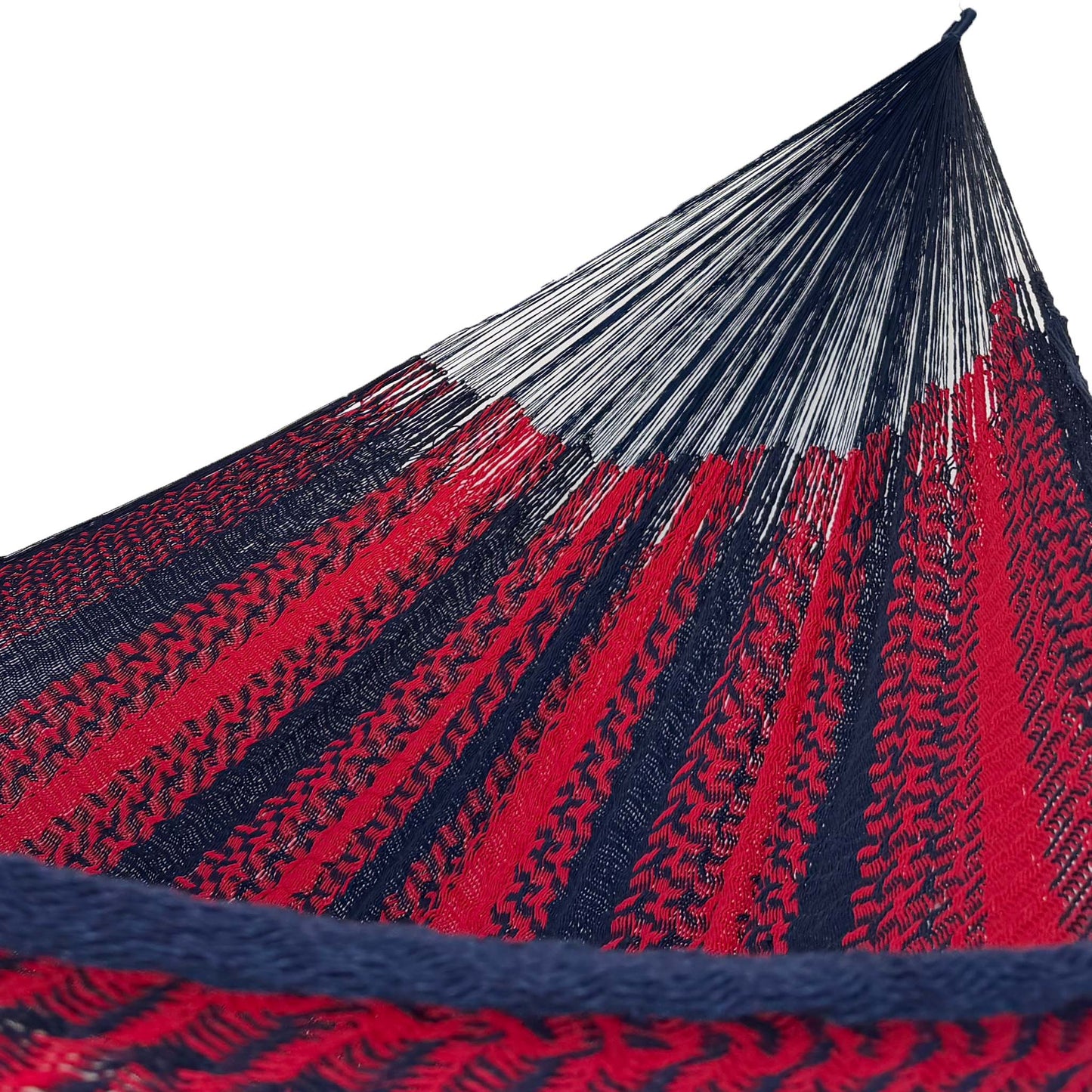 Interior de hamaca Yucateca de algodón suave rojo y azul mostrando el tejido y el brazo