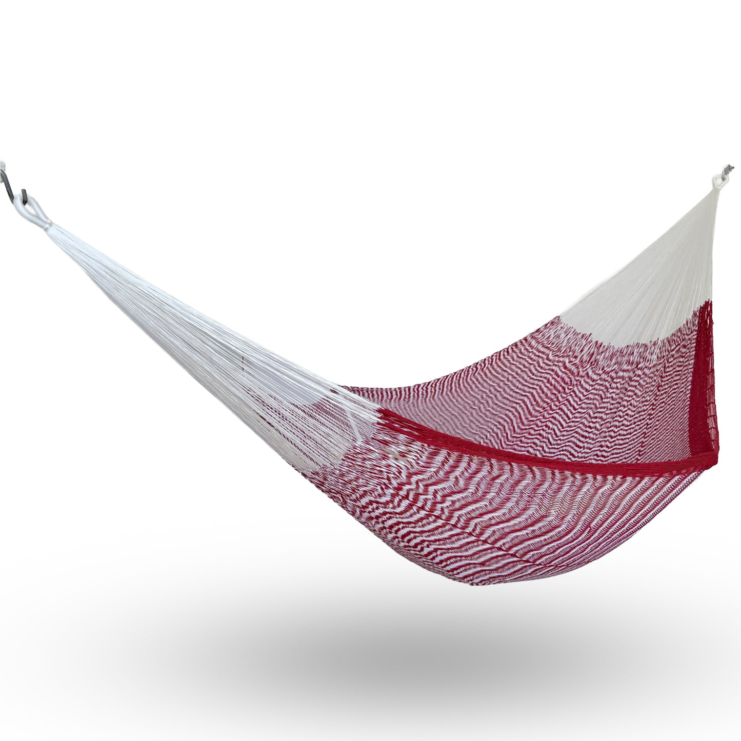 Hamaca Yucateca artesanal de algodón suave colores rojo y blanco colgada y abierta