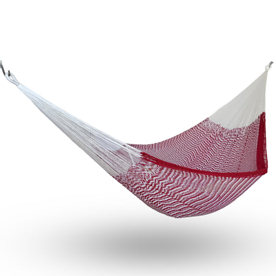 Hamaca Yucateca artesanal de algodón suave colores rojo y blanco colgada y abierta