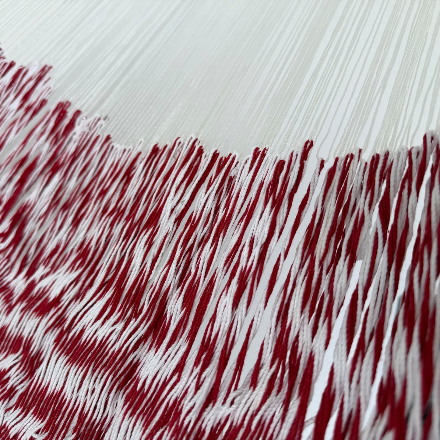 Unión entre el cuerpo y el brazo de hamaca Yucateca artesanal de algodón suave rojo y blanco