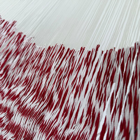 Unión entre el cuerpo y el brazo de hamaca Yucateca artesanal de algodón suave rojo y blanco