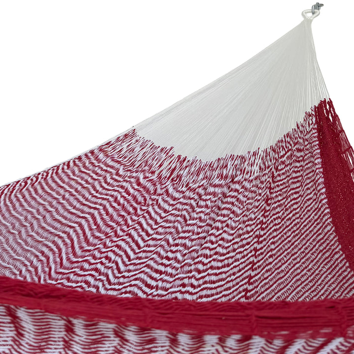 Interior de hamaca Yucateca de algodón suave rojo y blanco mostrando el tejido y el brazo
