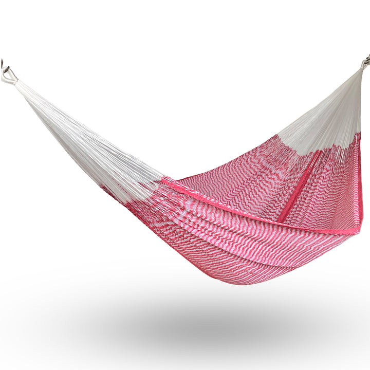 Hamaca Yucateca artesanal de algodón suave color rosa chicle colgada y abierta