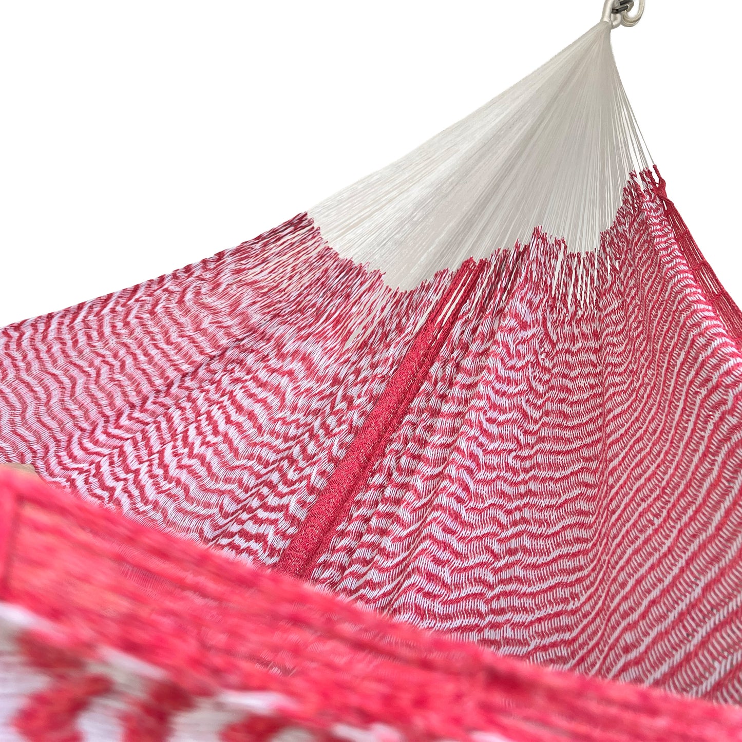 Interior mostrando brazo y tejido de hamaca Yucateca artesanal de algodón suave color rosa chicle