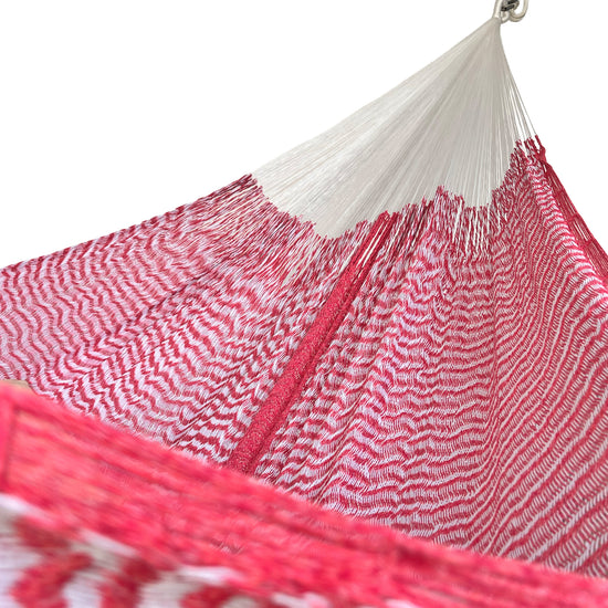 Interior mostrando brazo y tejido de hamaca Yucateca artesanal de algodón suave color rosa chicle