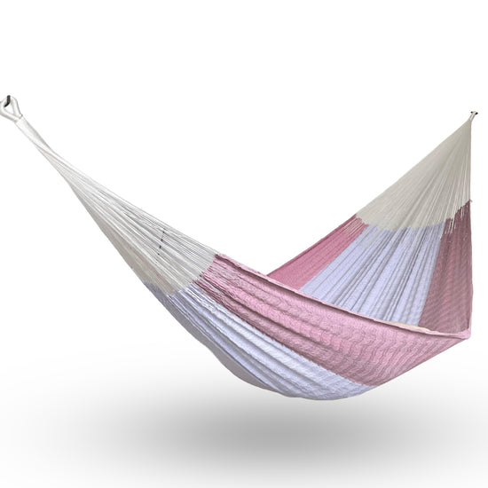 Hamaca Yucateca artesanal de algodón suave color rosa claro y blanco colgada y abierta