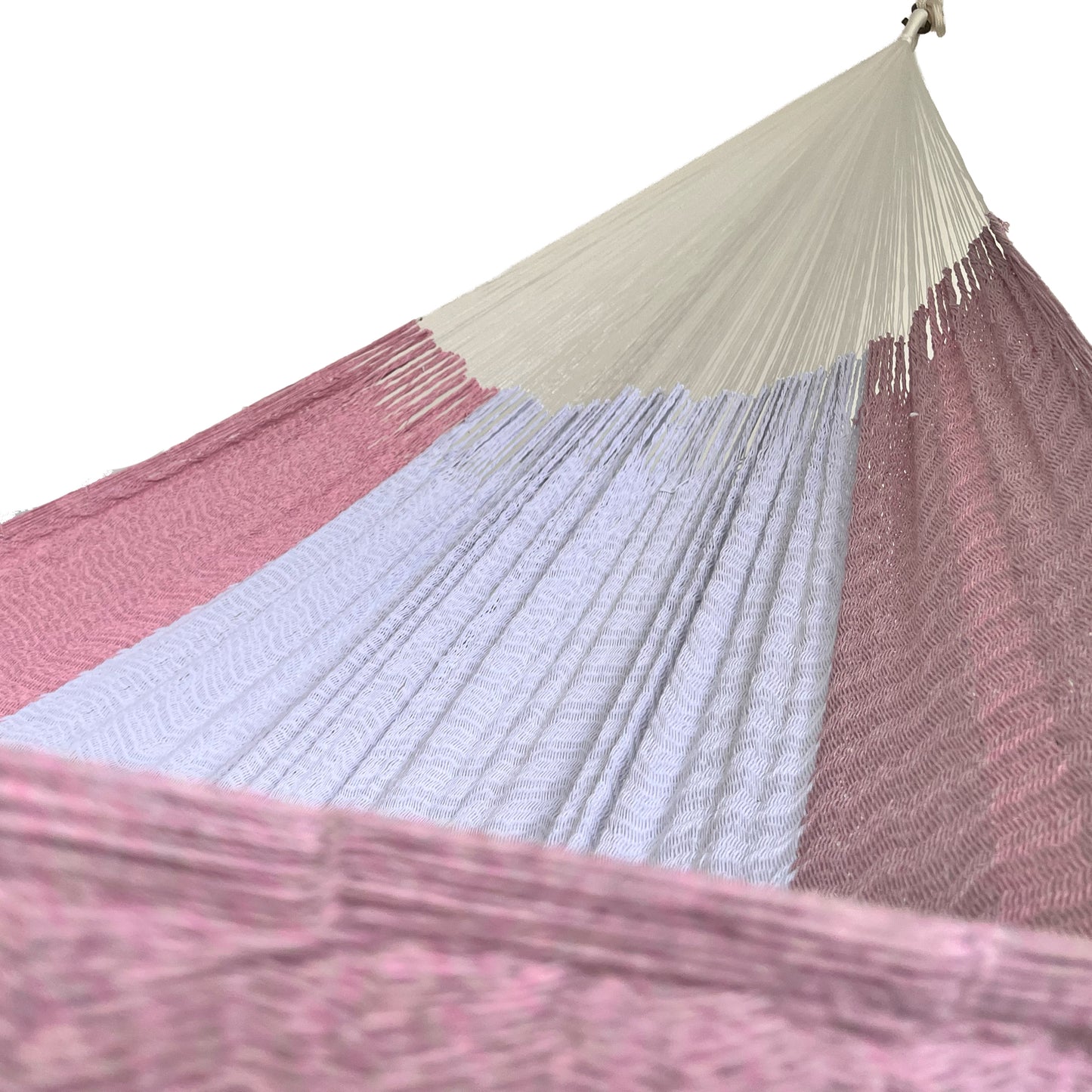 Interior mostrando brazo y tejido de hamaca Yucateca artesanal de algodón suave color rosa claro y blanco