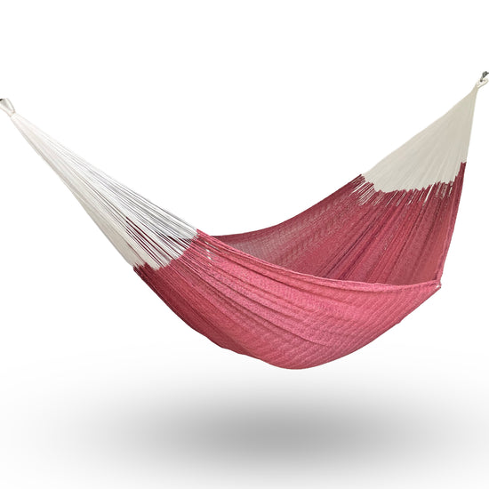 Hamaca Yucateca artesanal de algodón suave color rosa fuerte colgada y abierta
