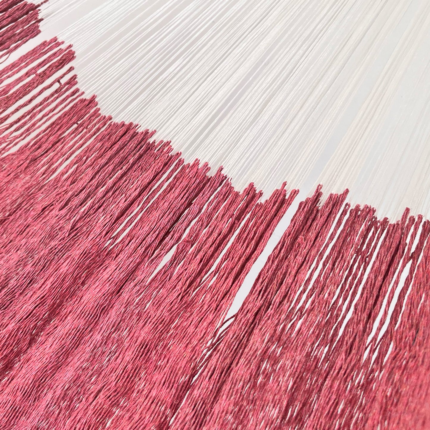 Unión entre cuerpo y brazo de hamaca Yucateca artesanal de algodón suave color rosa fuerte
