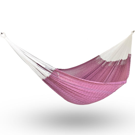Hamaca Yucateca artesanal de algodón suave color rosa oscuro colgada y abierta