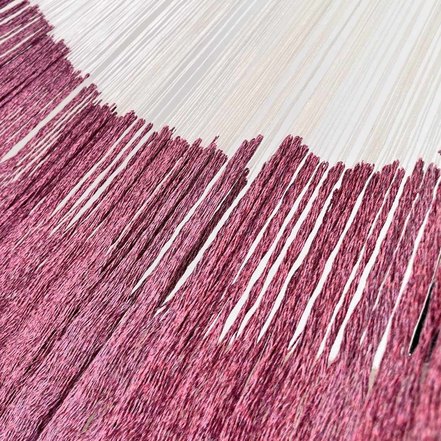 Unión entre cuerpo y brazo de hamaca Yucateca artesanal de algodón suave color rosa oscuro
