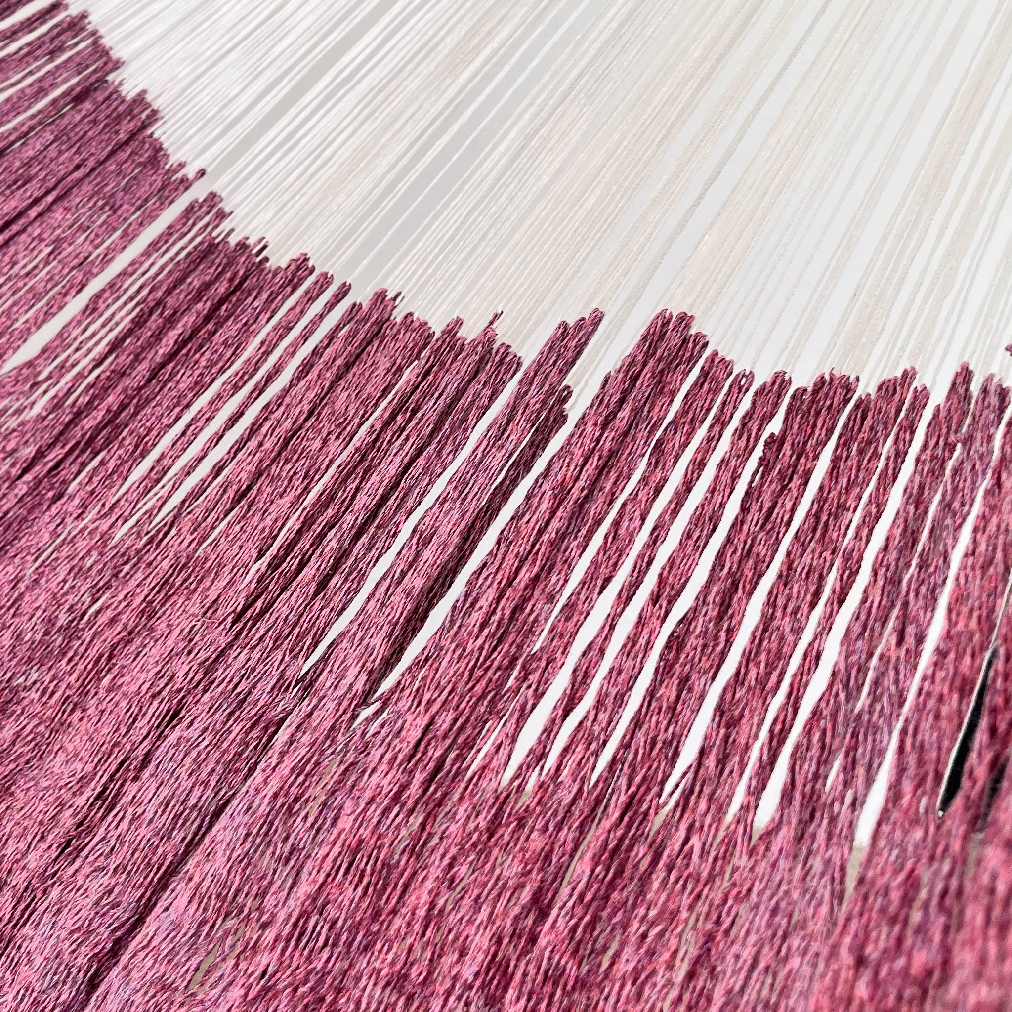 Unión entre cuerpo y brazo de hamaca Yucateca artesanal de algodón suave color rosa oscuro
