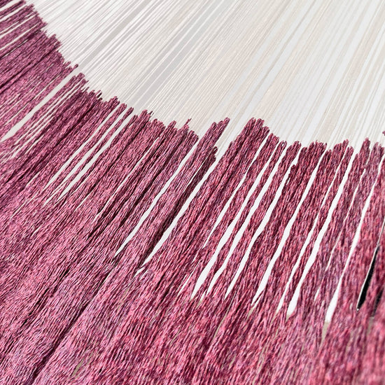 Unión entre cuerpo y brazo de hamaca Yucateca artesanal de algodón suave color rosa oscuro