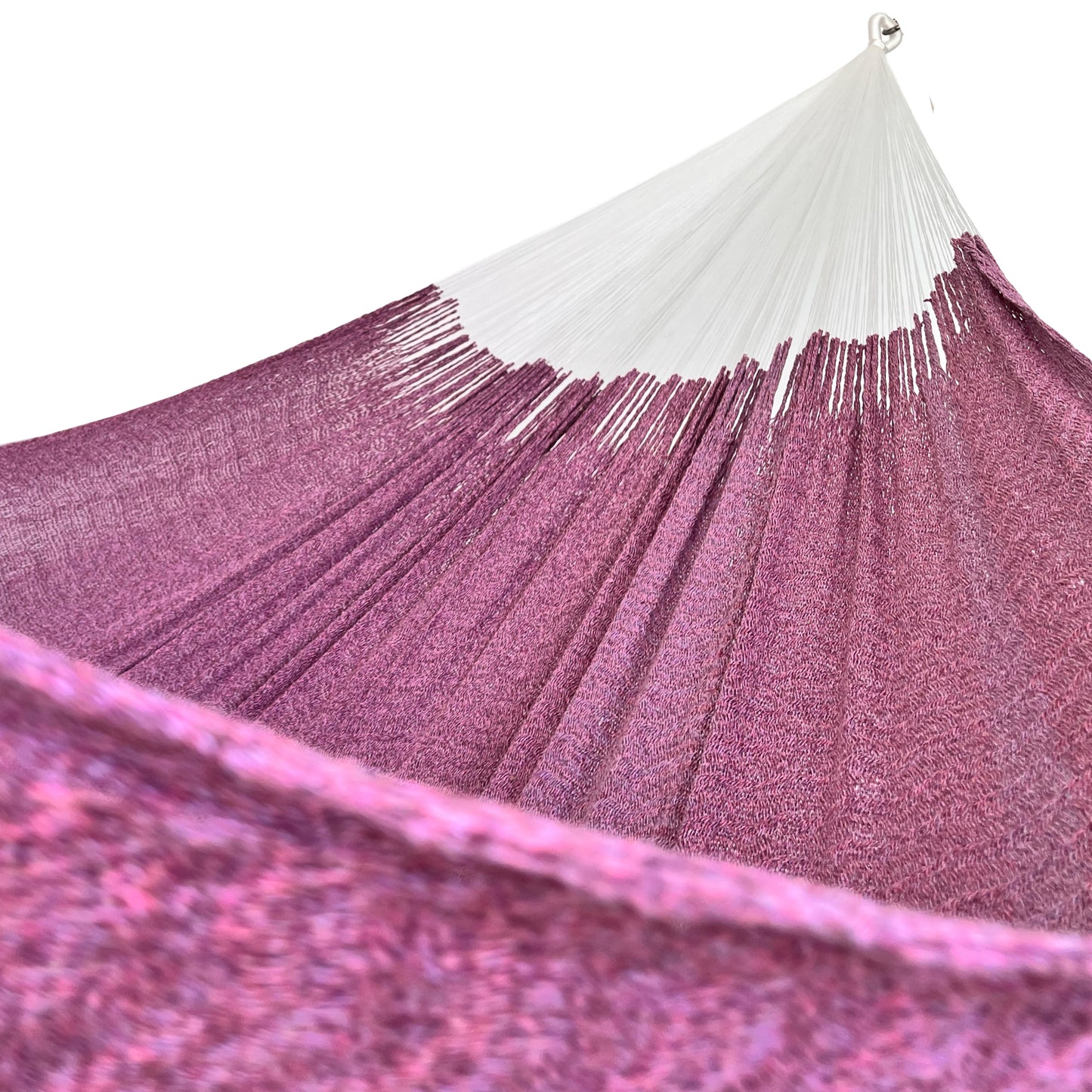 Interior mostrando brazo y tejido de hamaca Yucateca artesanal de algodón suave color rosa oscuro