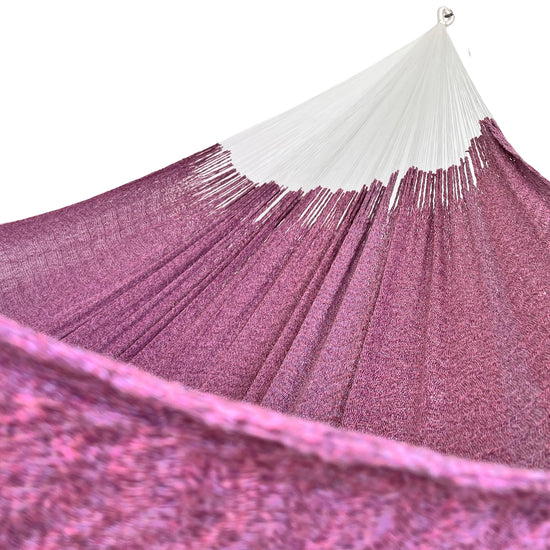 Interior mostrando brazo y tejido de hamaca Yucateca artesanal de algodón suave color rosa oscuro