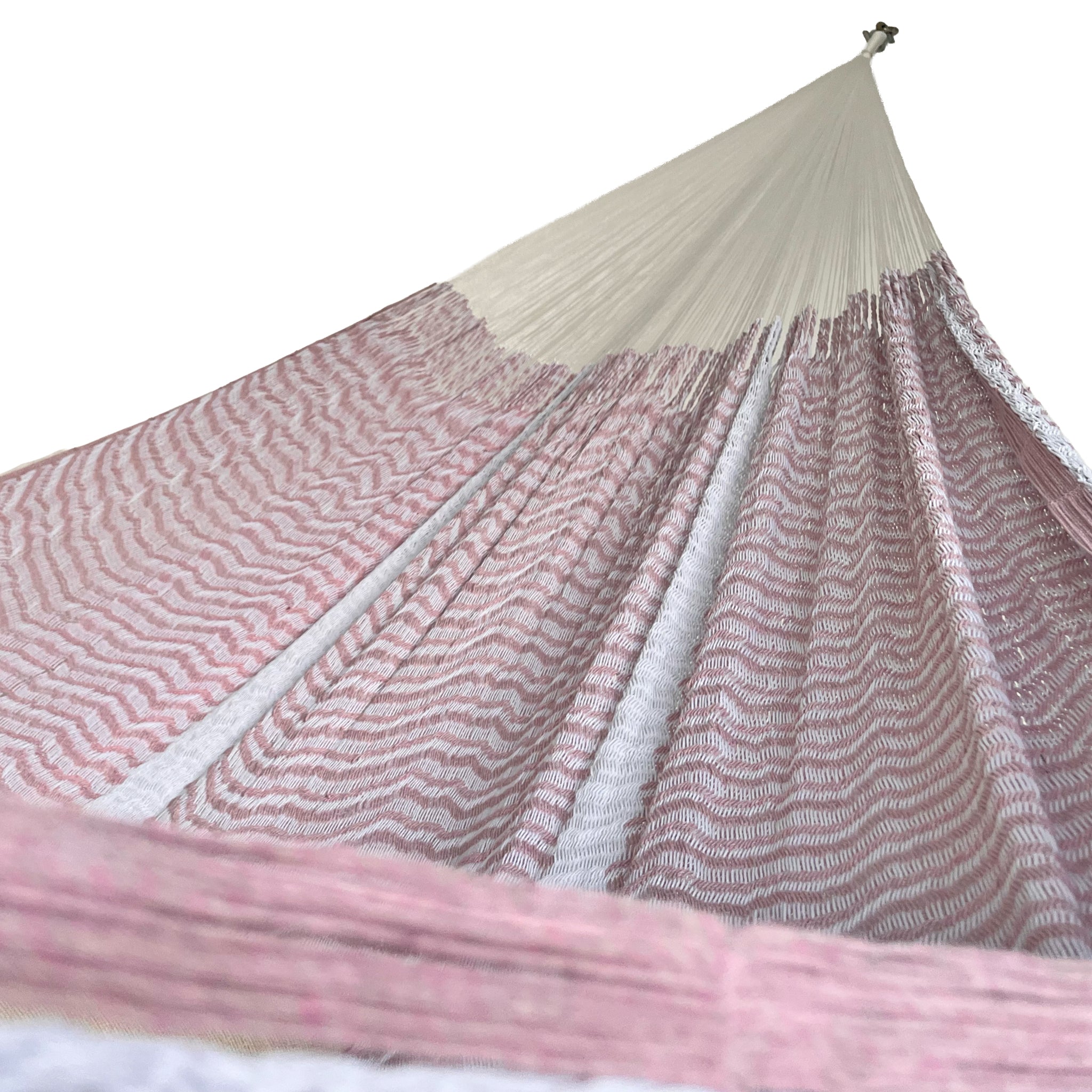 Interior mostrando brazo y tejido de hamaca Yucateca artesanal de algodón suave color rosa pastel