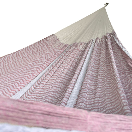 Interior mostrando brazo y tejido de hamaca Yucateca artesanal de algodón suave color rosa pastel