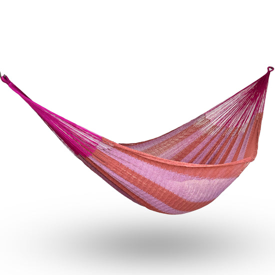 Hamaca Yucateca artesanal de algodón suave color rosa colgada y abierta