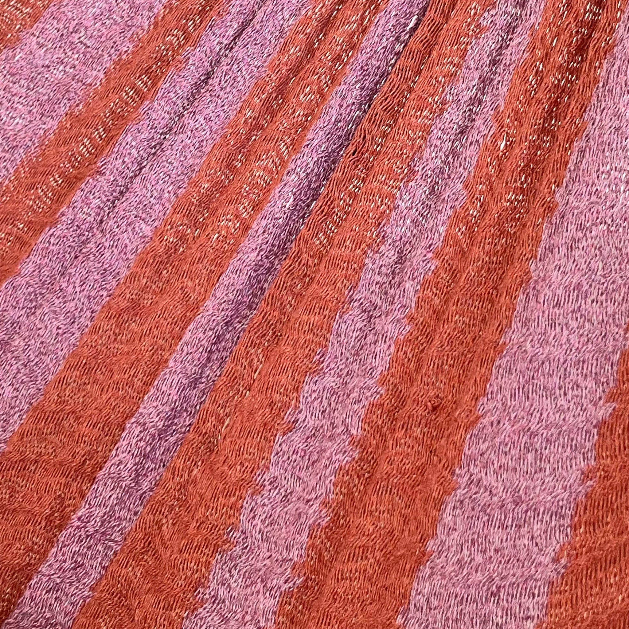 Detalle del tejido de algodón suave de la hamaca Yucateca artesanal rosa