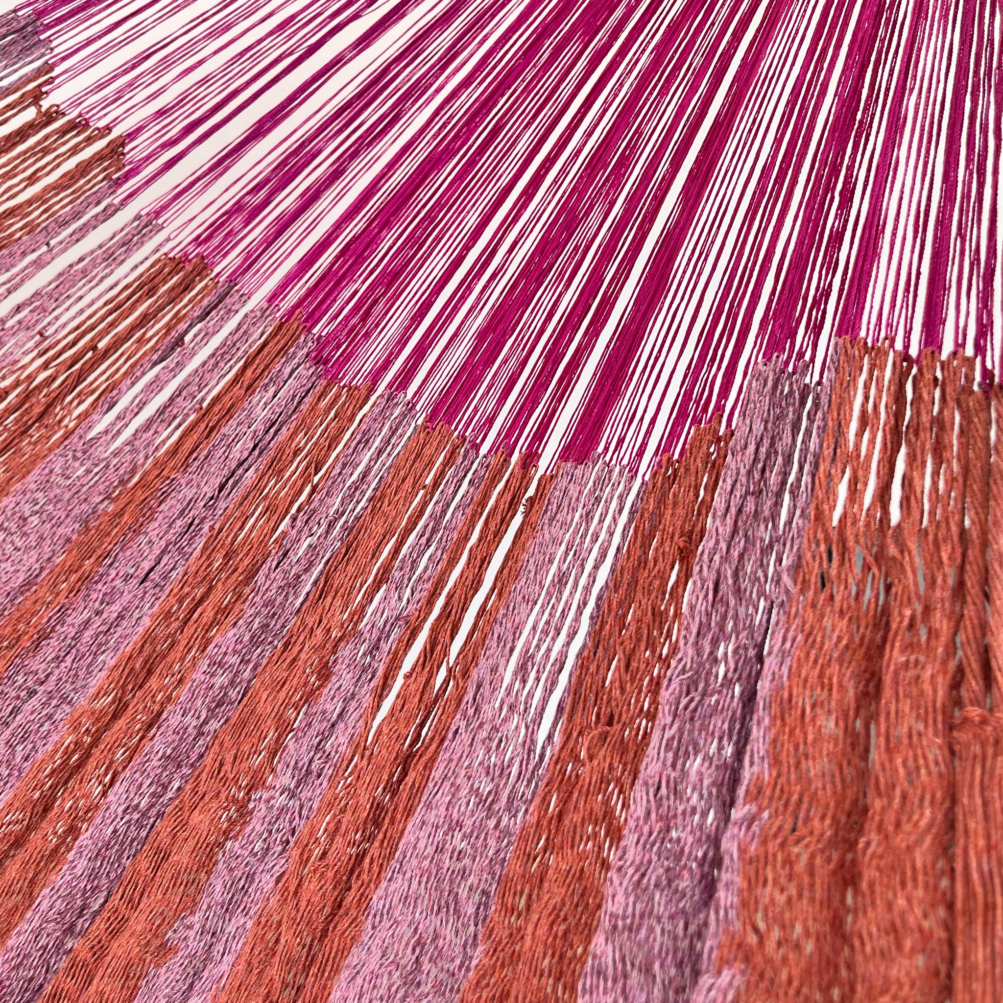 Unión entre cuerpo y brazo de hamaca Yucateca artesanal de algodón suave color rosa