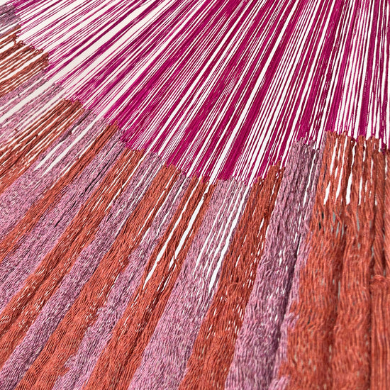 Unión entre cuerpo y brazo de hamaca Yucateca artesanal de algodón suave color rosa
