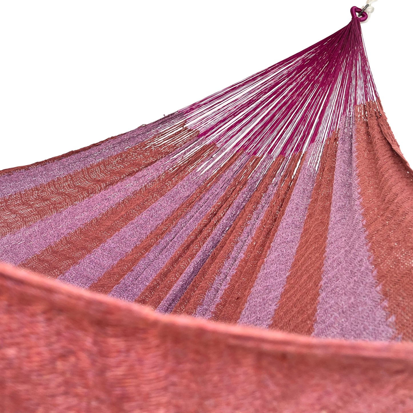 Interior mostrando brazo y tejido de hamaca Yucateca artesanal de algodón suave color rosa