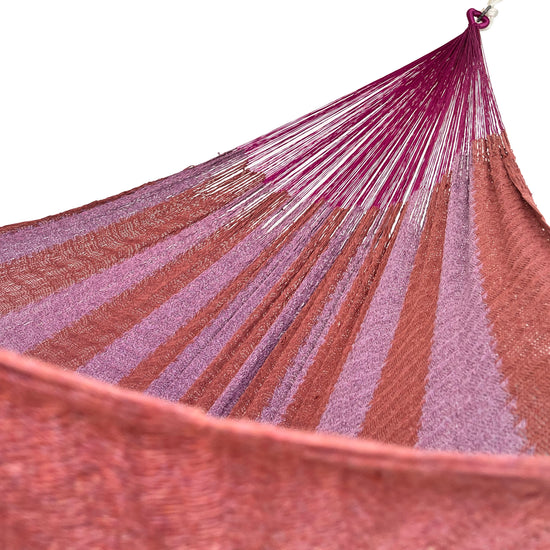 Interior mostrando brazo y tejido de hamaca Yucateca artesanal de algodón suave color rosa