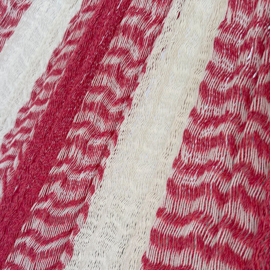 Detalle del tejido de algodón suave de hamaca Yucateca artesanal rosa y blanco