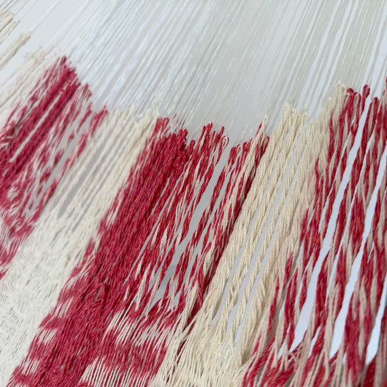 Unión entre el cuerpo y el brazo de hamaca Yucateca artesanal de algodón suave rosa y blanco