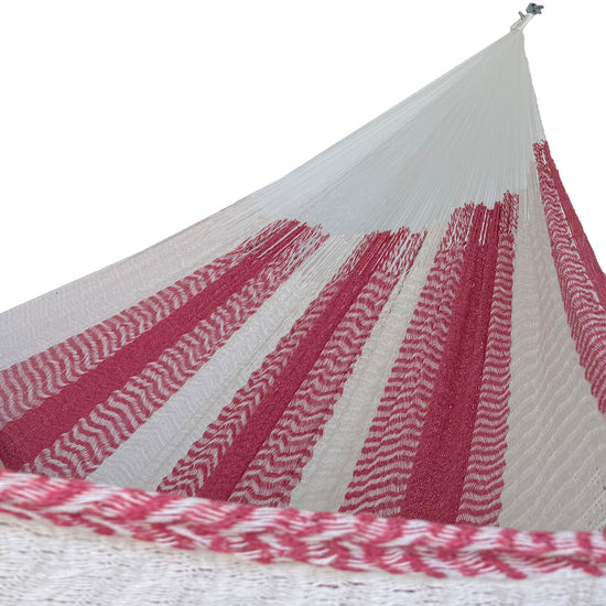 Interior de hamaca Yucateca de algodón suave rosa y blanco mostrando el tejido y el brazo