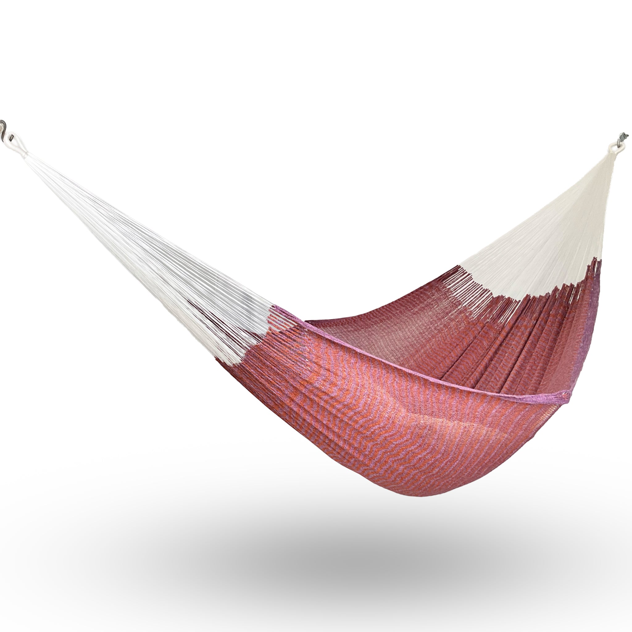 Hamaca Yucateca artesanal de algodón suave color rosa y naranja colgada y abierta