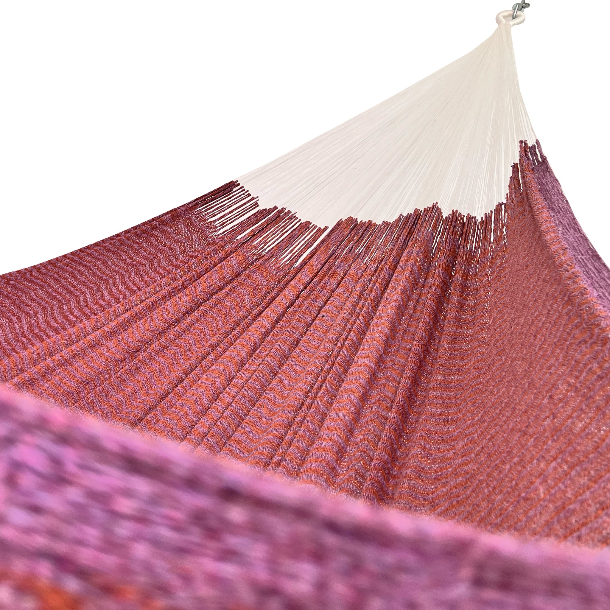 Interior mostrando brazo y tejido de hamaca Yucateca artesanal de algodón suave color rosa y naranja