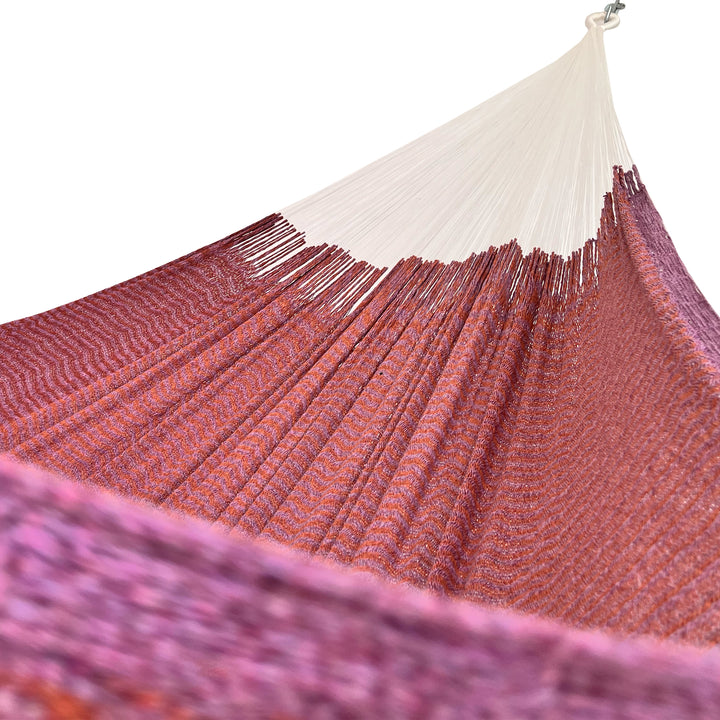 Interior mostrando brazo y tejido de hamaca Yucateca artesanal de algodón suave color rosa y naranja