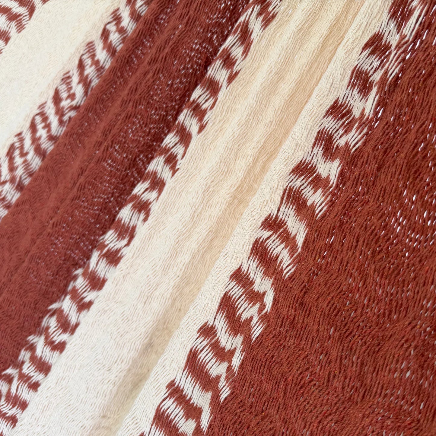 Detalle del tejido de algodón suave de la hamaca Yucateca artesanal terracota y beige