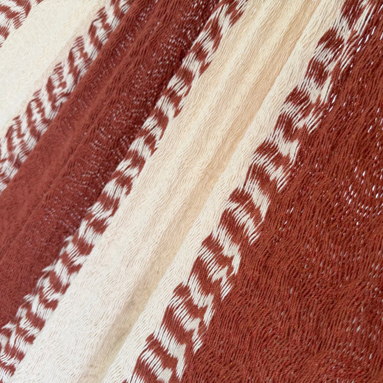 Detalle del tejido de algodón suave de la hamaca Yucateca artesanal terracota y beige